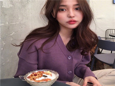 娘在狗儿的后背上写字,母爱书写狗背，温情满满引关注-2